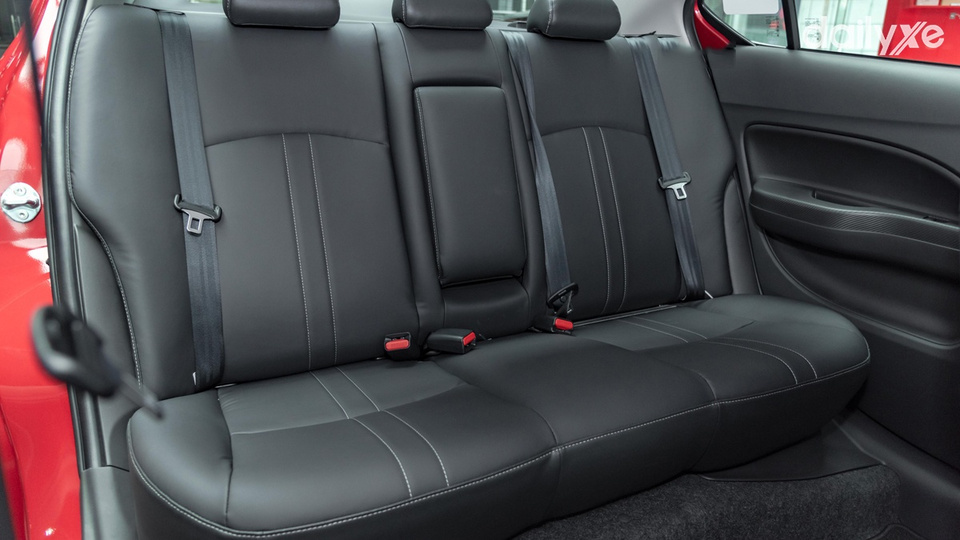 Hàng ghế sau rộng rãi với ghế bọc da cao cấp