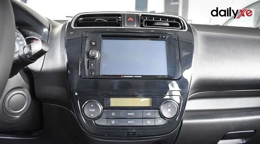 Xe được trang bị hệ thống giải trí CD-MP3 cùng màn hình cảm ứng và 4 loa