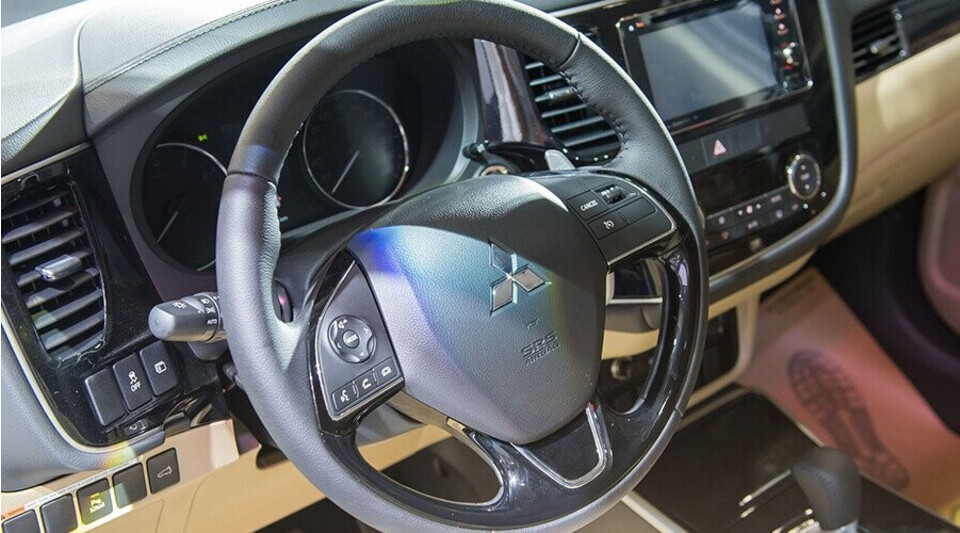 Vô lăng Outlander bọc da sang trọng