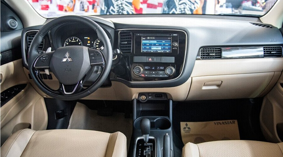 Không gian nội thất Outlander rộng rãi