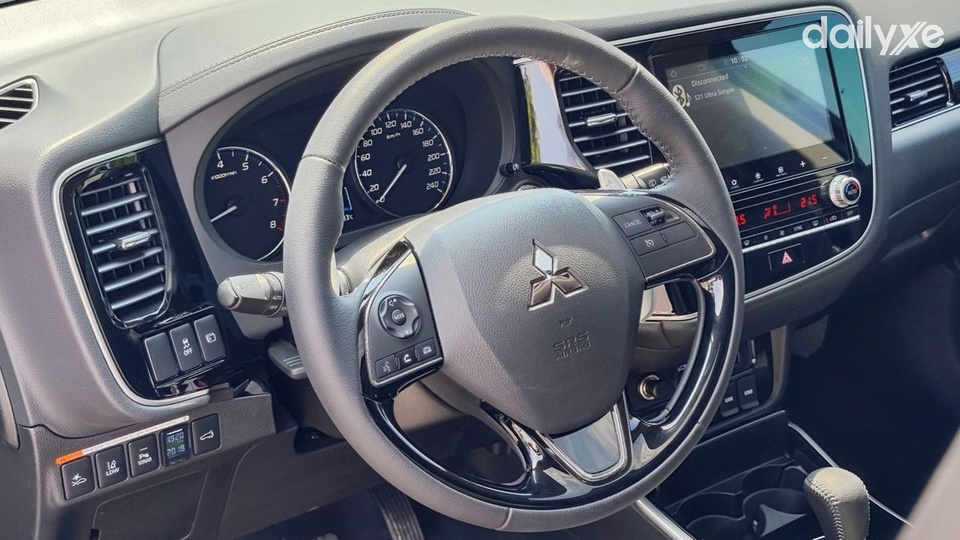 Vô lăng và cần số Mitsubishi Outlander được bọc da êm ái