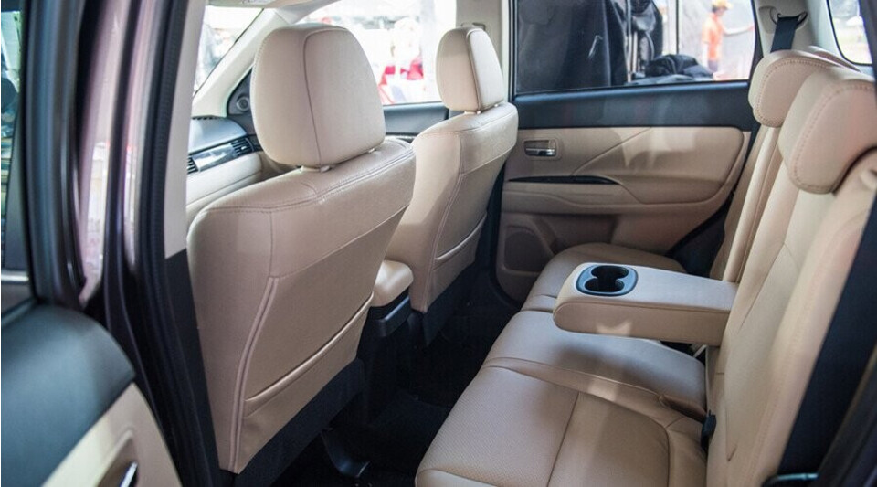 Mitsubishi Outlander hàng ghế sau rộng rãi