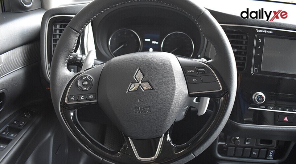 Vô lăng Outlander bọc da sang trọng