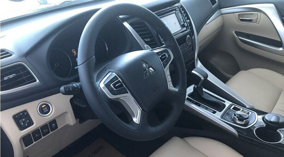 Pajero Sport thiết kế vô lăng tích hợp nút bấm Pajero Sport thiết kế vô lăng tích hợp nút bấm