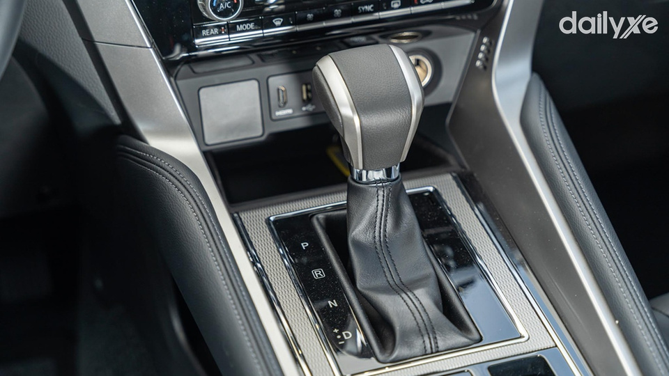 Hộp số tự động 8 cấp với chế độ thể thao Sport Mode linh hoạt