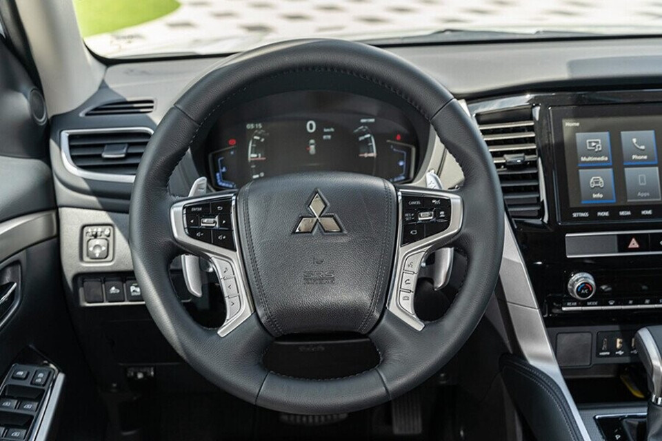 Pajero Sport thiết kế vô lăng tích hợp nút bấm