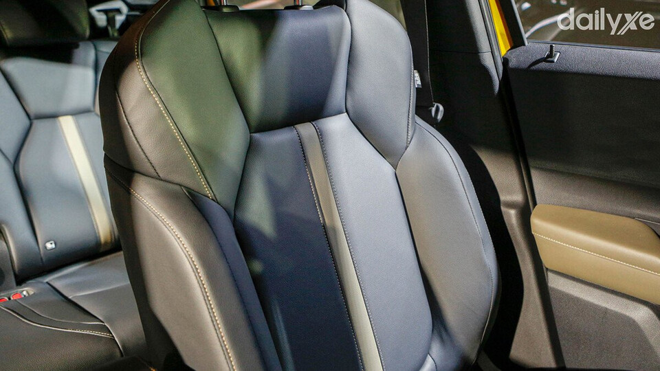 Hàng ghế ngồi được bọc da cao cấp thiết kế ôm hướng tới người ngồi