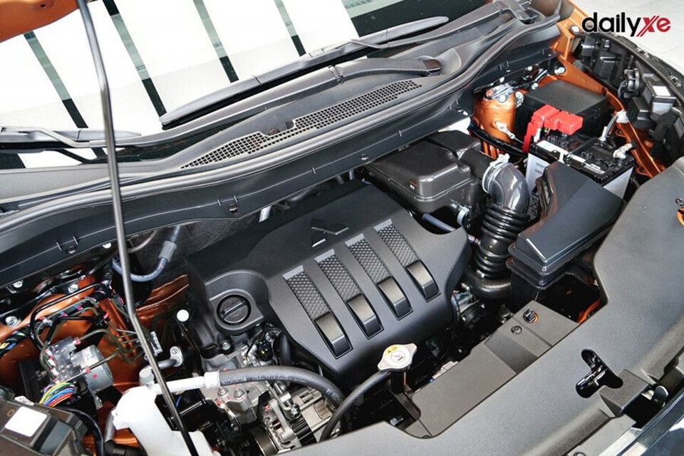 Trang bị động cơ xăng 1.5 lít MIVEC tiết kiệm xăng