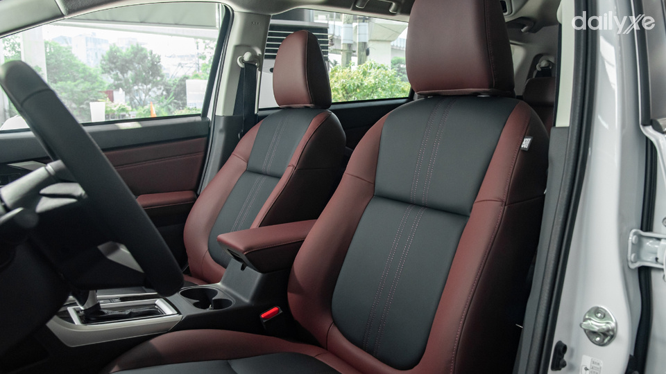 Hàng ghế khoang lái tiện ích