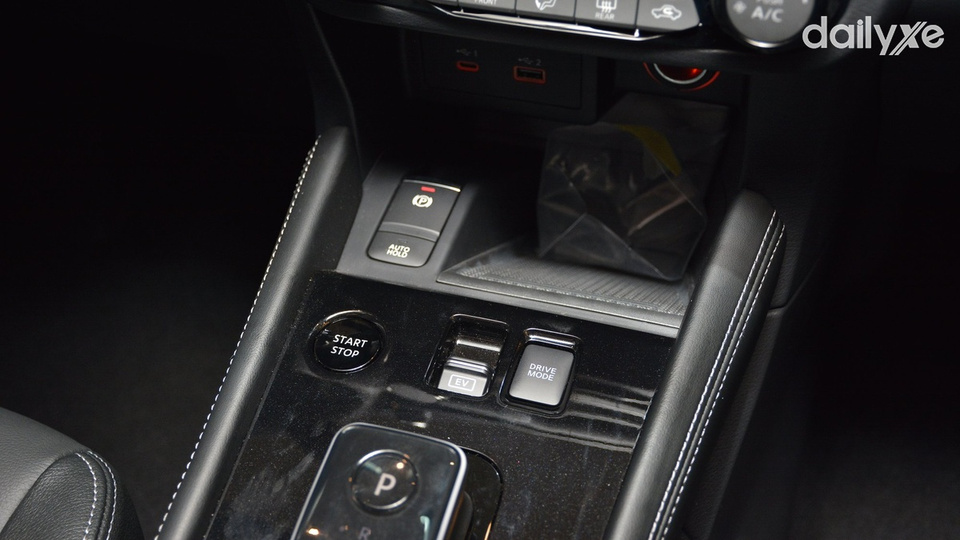  Xe được trang bị các tiện nghi cần số điện tử, khóa cửa điện