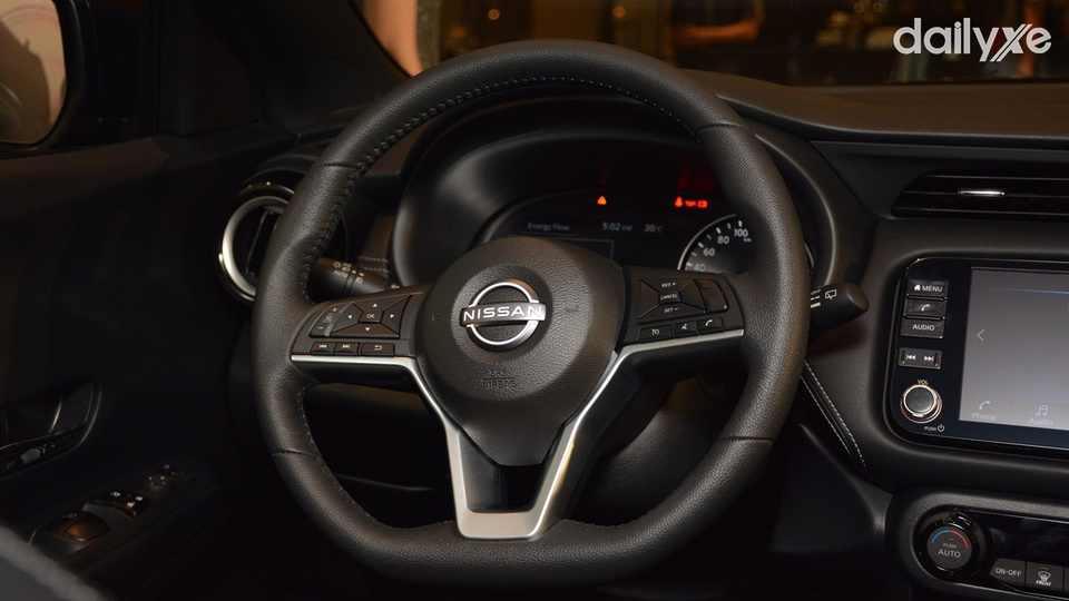 Vô-lăng 3 chấu bọc da D-cut thể thao tích hợp nhiều nút bấm chức năng