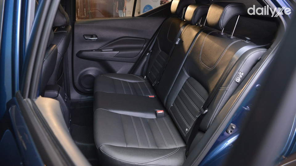 Hàng ghế sau rộng rãi