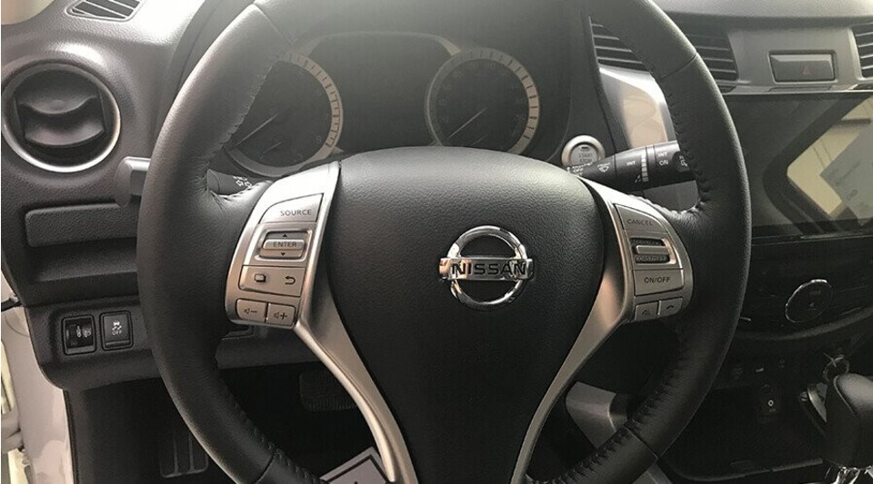 Terra vô lăng bọc da sang trọng tích hợp nút bấm