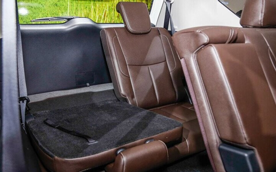 Nội thất Nissan Terra có thiết kế khá thông minh với ba hàng ghế được xếp tầng Nội thất Nissan Terra có thiết kế khá thông minh với ba hàng ghế được xếp tầng