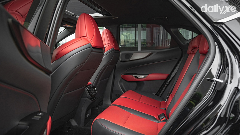 Hàng ghế sau rộng rãi