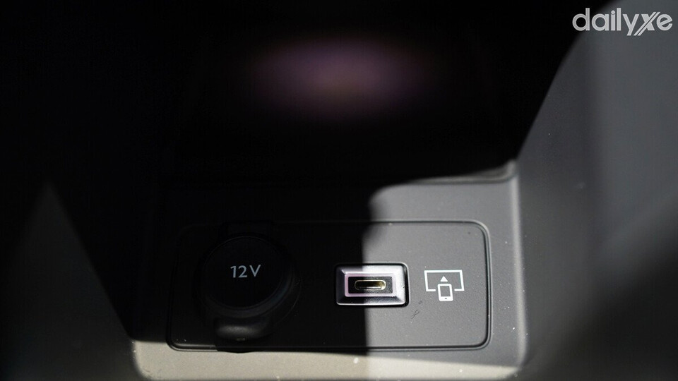 Trang bị cổng sạc USB tiện lợi