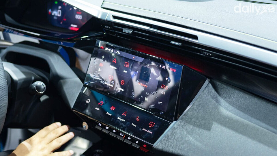 Màn hình giải trí của Peugeot 408 Allure được đặt thấp và liền khối với taplo