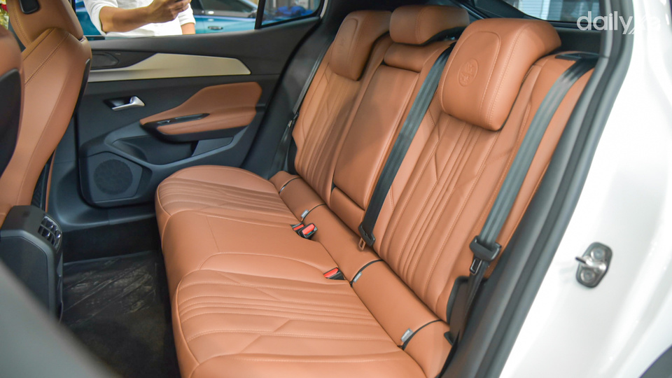 Hàng ghế sau thiết kế rộng rãi