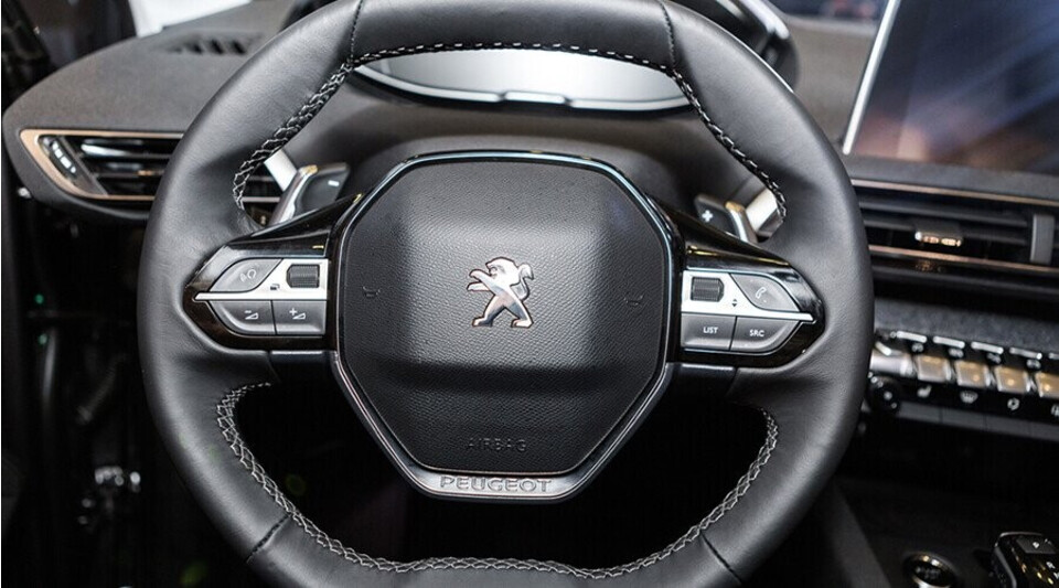 Vô lăng Peugeot 5008 bọc da sang trọng