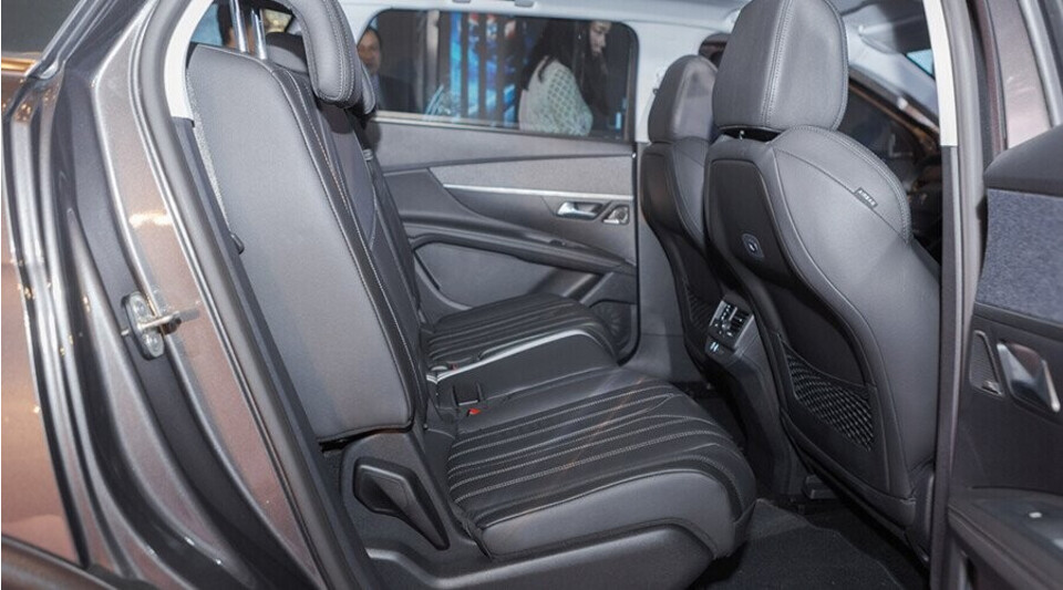 Hàng ghế sau Peugeot 5008 rộng rãi
