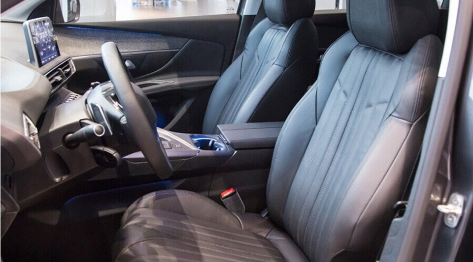 Khoang lái Peugeot 5008 thiết kế sang trọng