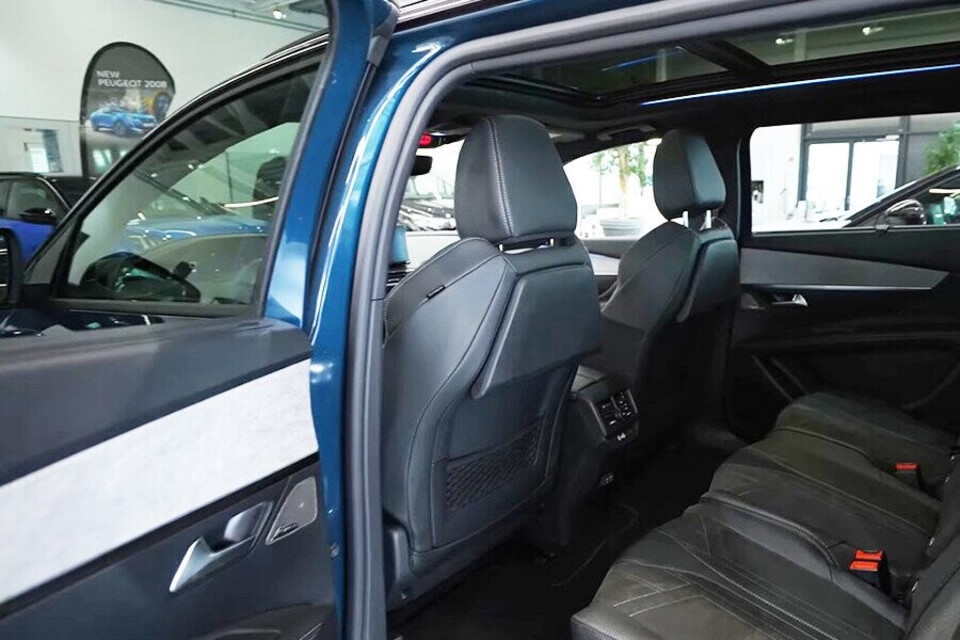 Hàng ghế sau rộng rãi