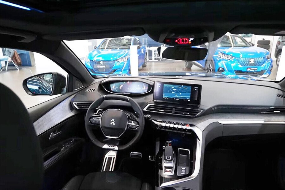 Không gian nội thất Peugeot 5008 thiết kế sang trọng