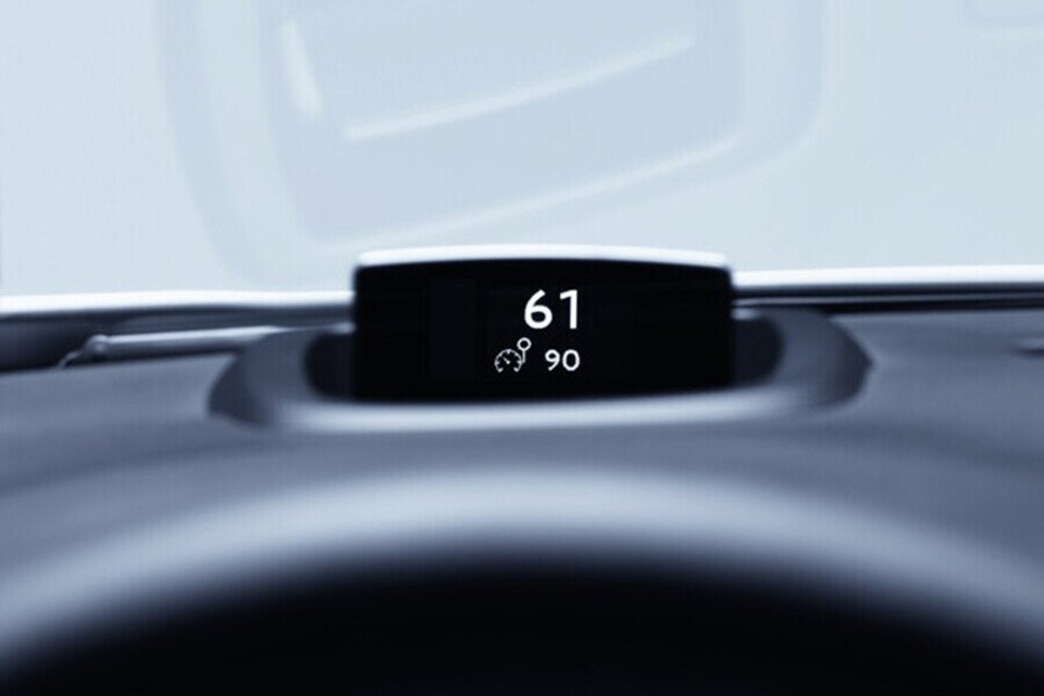 Màn hình HUD được đặt tại vị trí trong tầm nhìn nhằm hỗ trợ người lái