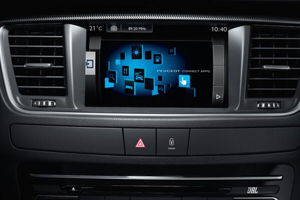 Màn hình cảm ứng LCD với chức năng giải trí MP3, Radio, kết nối AUX, USB, IPOD, Bluetooth & 10 loa JBJ