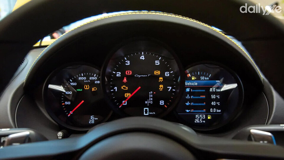 Đồng hồ kỹ thuật số hiển thị đầy đủ thông số vận hành của Porsche 718