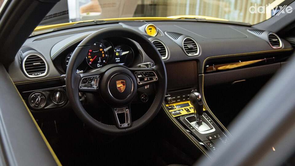 Vô lăng ba chấu được bọc da đơn giản