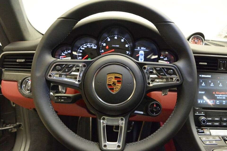 Vô lăng 3 chấu bọc da với logo Porsche tuyệt đẹp Vô lăng 3 chấu bọc da với logo Porsche tuyệt đẹp