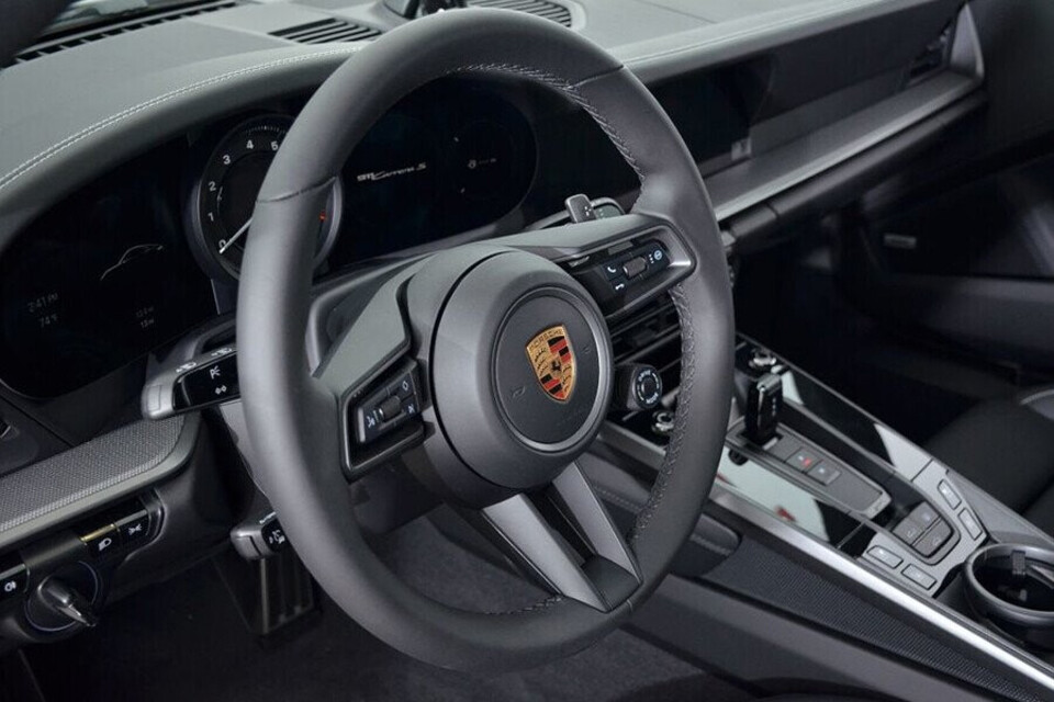 Vô lăng 3 chấu bọc da với logo Porsche tuyệt đẹp Vô lăng 3 chấu bọc da với logo Porsche tuyệt đẹp