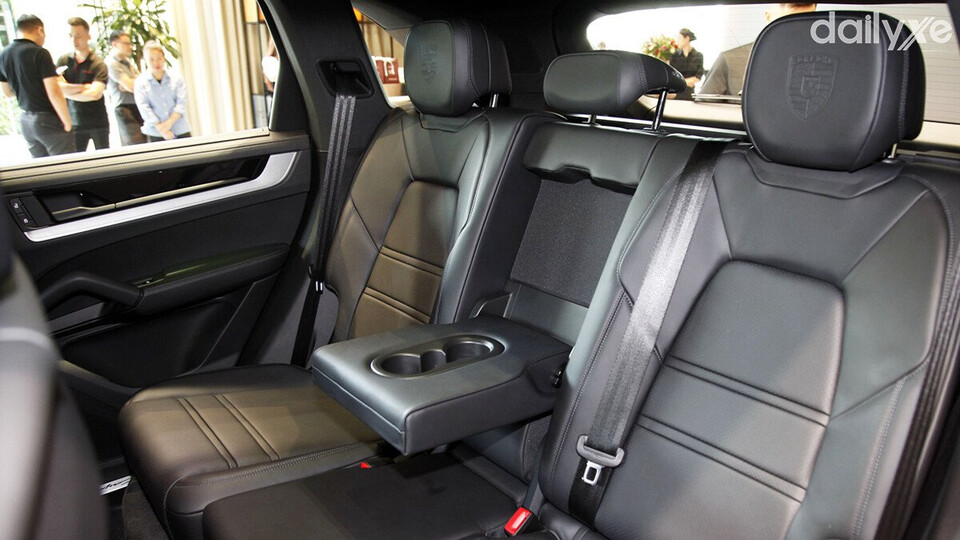 Hàng ghế sau bọc da Alcantara cao cấp