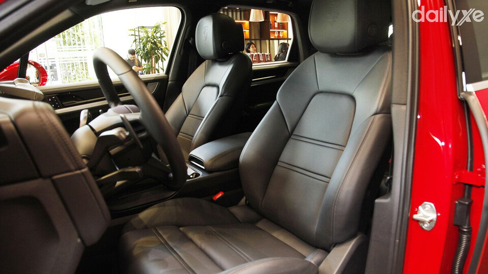 Ghế ngồi phong cách thể thao ôm sát lưng