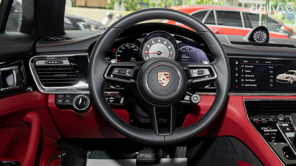 Vô lăng 3 chấu được bọc da đem đến sự mềm mại khi cầm nắm