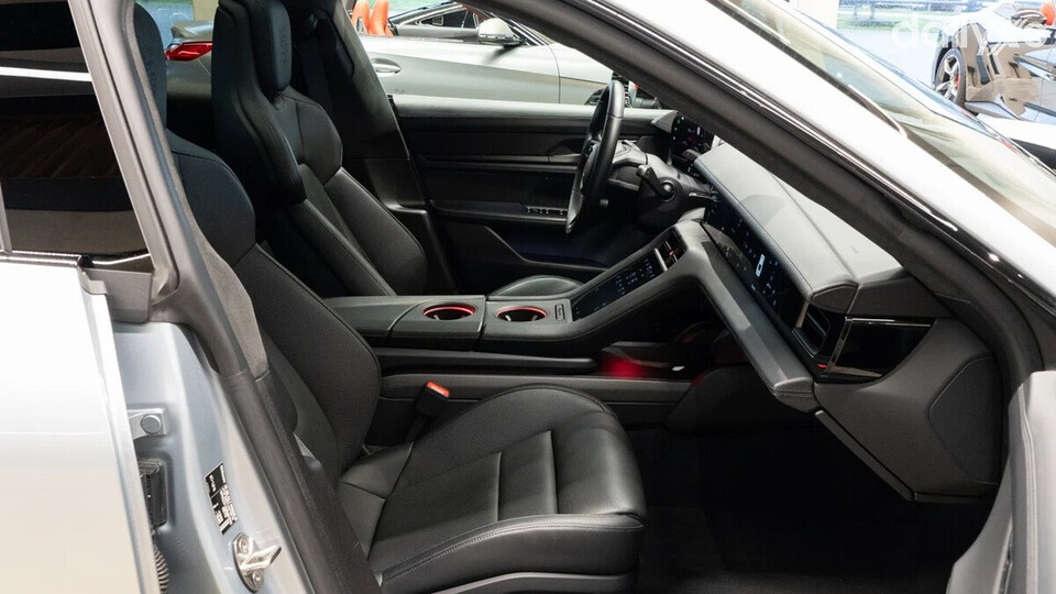 Khoang nội thất làm từ vật liệu cao cấp