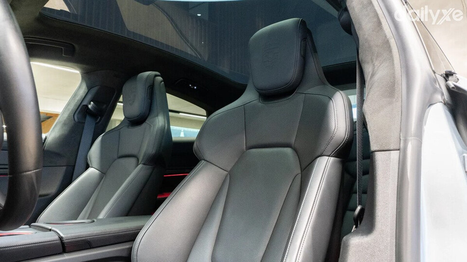 Hệ thống ghế ngồi thoải mái và êm ái