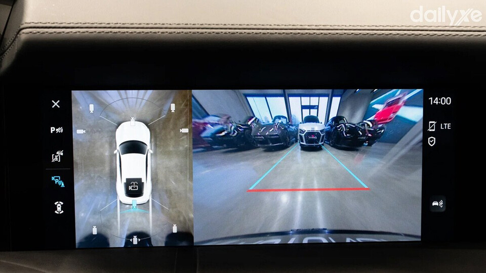 Màn hình trung tâm hiện đại nhiều ứng dụng giải trí