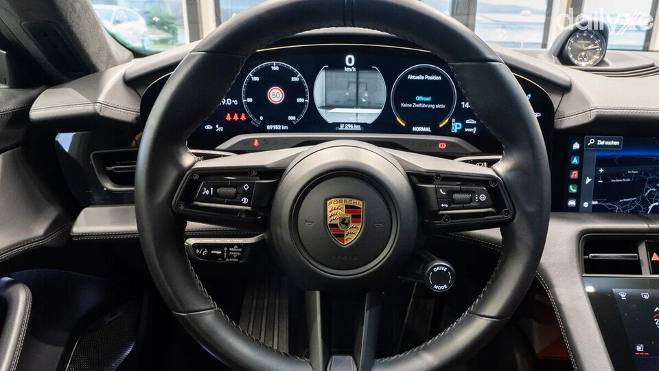 Vô lăng 3 chấu tích hợp các nút bấm tiện lợi