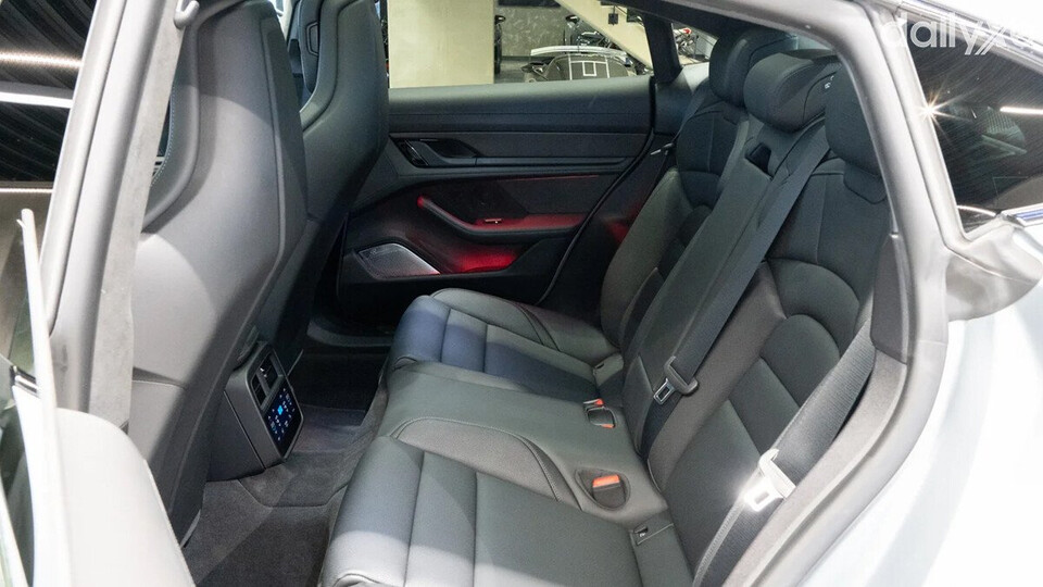 Hàng ghế sau rộng rãi