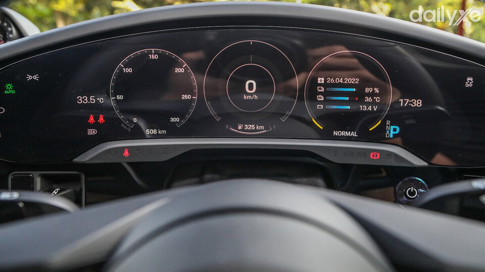 Cụm đồng hồ kỹ thuật số của Porsche Taycan tiên tiến