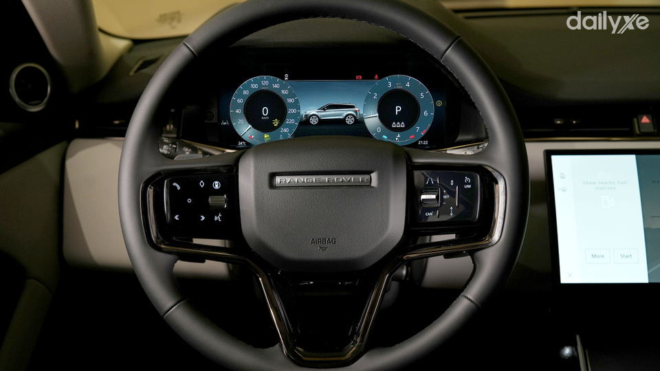 Vô lăng bọc da tạo cảm giác êm ái khi cầm nắm