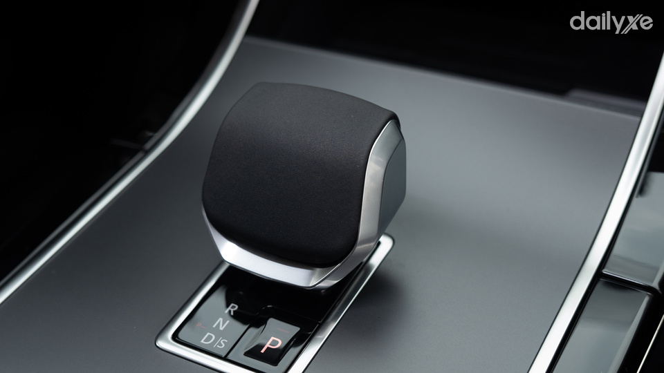 Hộp số sử dụng loại hộp số 9 cấp AT