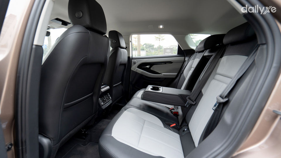 Ghế ngồi bọc da êm ái và nhiều tùy chỉnh