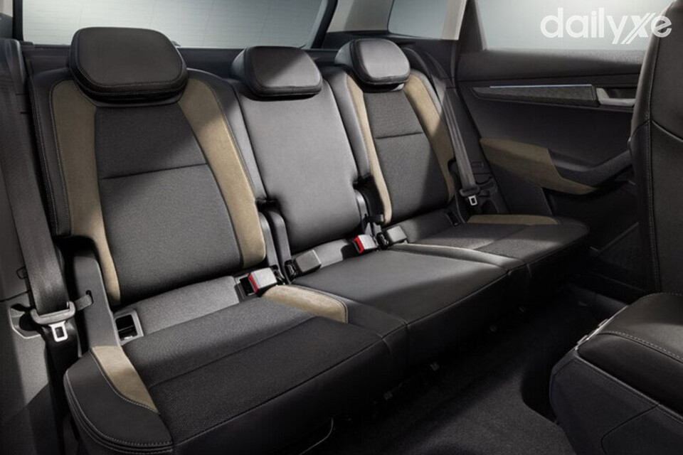 Hàng ghế sau rộng rãi và có đầy đủ tựa đầu