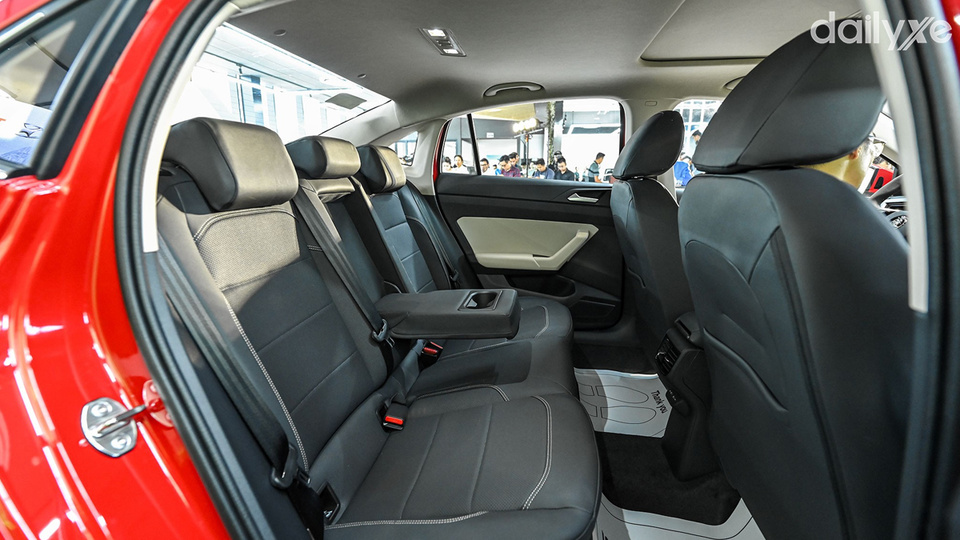 Hàng ghế sau rộng rãi và linh hoạt