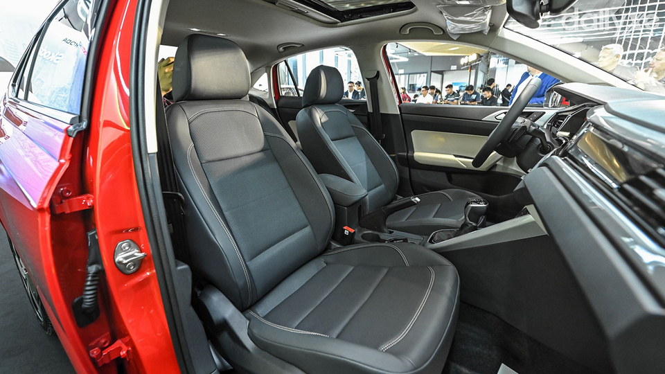 Ghế ngồi bọc da êm ái và thoải mái