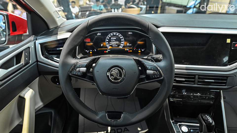 Vô lăng bọc da tích hợp các phím bấm chức năng tiện lợi