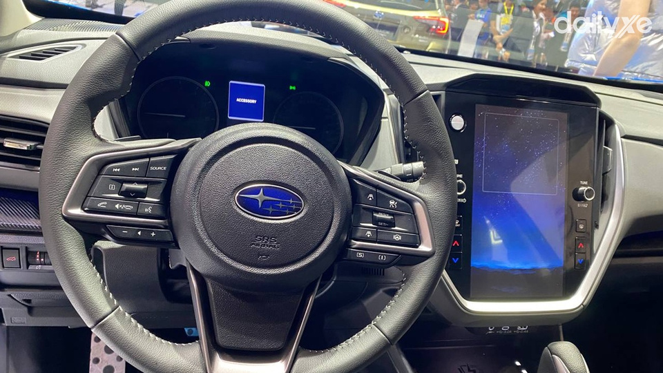 Vô lăng bọc da tạo cảm giác êm ái khi cầm nắm